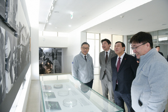 (왼쪽부터)이병기 신신제약 사장, 이준배 세종경제부시장, 최민호 세종시장, 윤광철 신신제약 운영지원본부 상무가 신신제약 공장을 둘러보고 있다. 신신제약 제공.